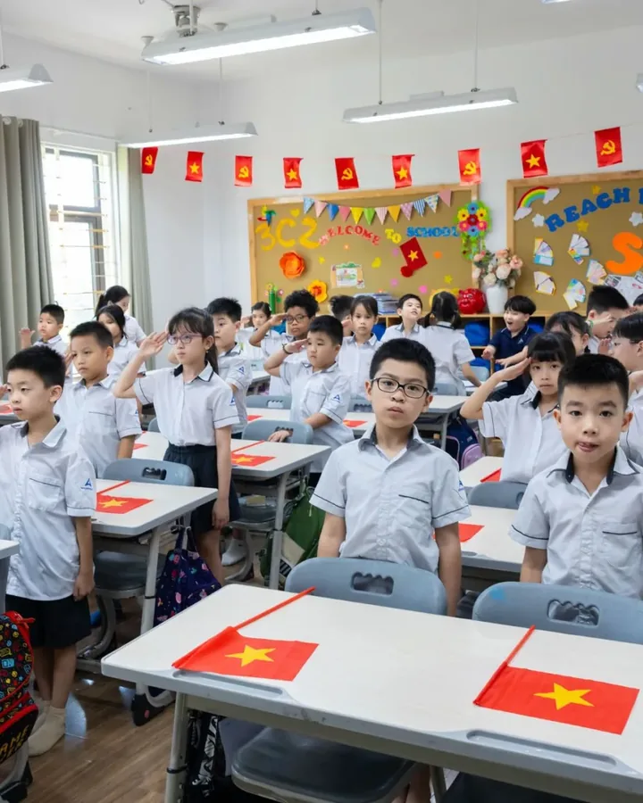 Học sinh làm bài trên lớp